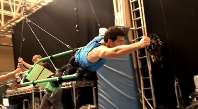 原來超人這樣飛！　新一代超人公開「比吊鋼絲還難拍攝內幕」最後空中決鬥畫面太猛 