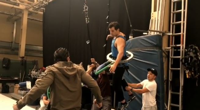 原來超人這樣飛！　新一代超人公開「比吊鋼絲還難拍攝內幕」最後空中決鬥畫面太猛 