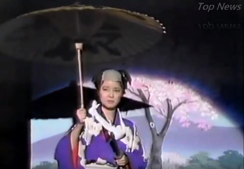 鄧麗君超狂「打扮成日本武士」自己還笑場　整場「魔性口音大吼大叫」網笑：重播好幾遍 