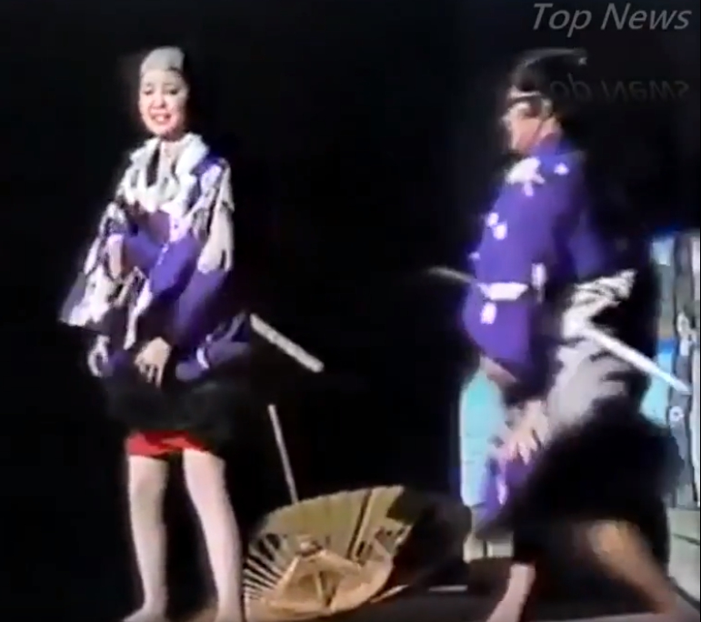鄧麗君超狂「打扮成日本武士」自己還笑場　整場「魔性口音大吼大叫」網笑：重播好幾遍 