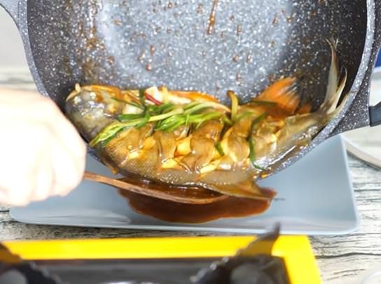每次問到樓下阿姨做的紅燒魚都特別香，這次終於忍不住去學來了做法，沒想到這麼簡單！ 