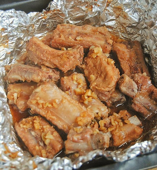 原來【蒜蓉排骨】這麼煮超好吃~ 吃上一塊就停不了! 撈上湯汁還能吃幾碗飯~