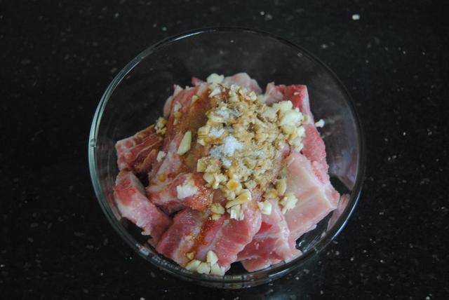 原來【蒜蓉排骨】這麼煮超好吃~ 吃上一塊就停不了! 撈上湯汁還能吃幾碗飯~