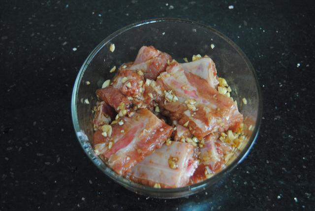 原來【蒜蓉排骨】這麼煮超好吃~ 吃上一塊就停不了! 撈上湯汁還能吃幾碗飯~