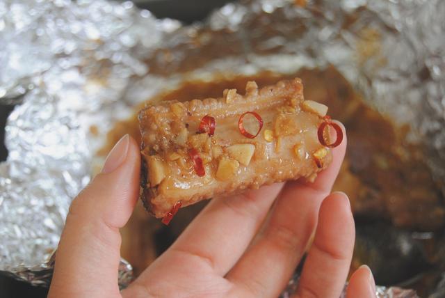 原來【蒜蓉排骨】這麼煮超好吃~ 吃上一塊就停不了! 撈上湯汁還能吃幾碗飯~