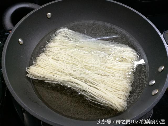 學我這樣炒麵吧，不用太多食材，簡簡單單，筷子攪一攪，老公連吃2碗誇我很賢惠 