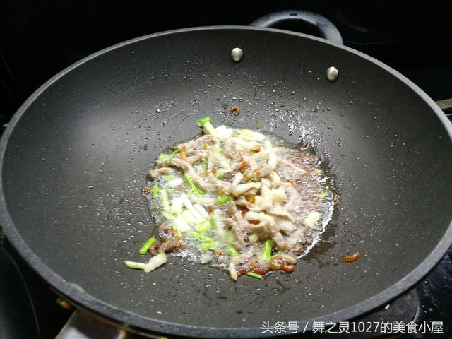 學我這樣炒麵吧，不用太多食材，簡簡單單，筷子攪一攪，老公連吃2碗誇我很賢惠 