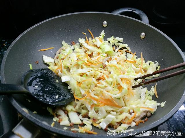 學我這樣炒麵吧，不用太多食材，簡簡單單，筷子攪一攪，老公連吃2碗誇我很賢惠 