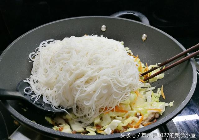 學我這樣炒麵吧，不用太多食材，簡簡單單，筷子攪一攪，老公連吃2碗誇我很賢惠 