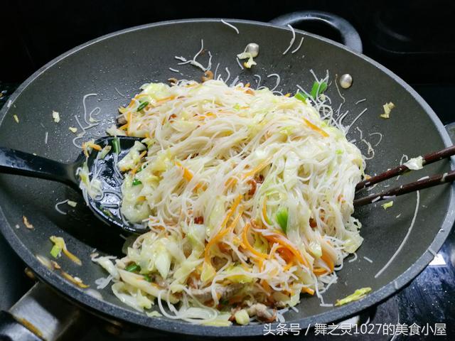 學我這樣炒麵吧，不用太多食材，簡簡單單，筷子攪一攪，老公連吃2碗誇我很賢惠 