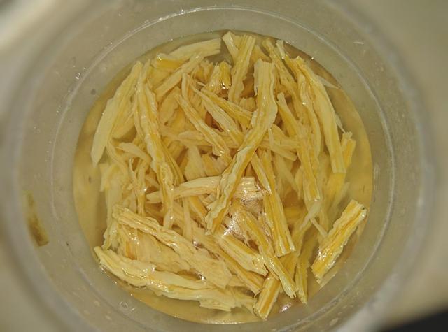 腐竹是用冷水泡還是熱水泡？教您一招，泡出來的腐竹不硬不爛