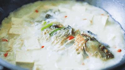 魚湯怎麼熬制才好喝？學會這一招，做出來湯濃白無腥味，看饞了