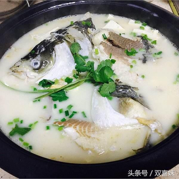 魚湯怎麼熬制才好喝？學會這一招，做出來湯濃白無腥味，看饞了