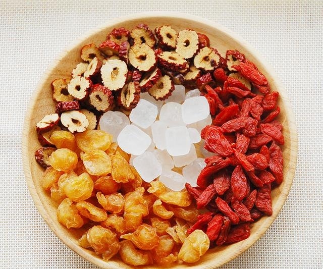 紅棗和它一起泡，每天喝一杯，十天體內濕氣全消，排出濕毒,美白更瘦肚子！