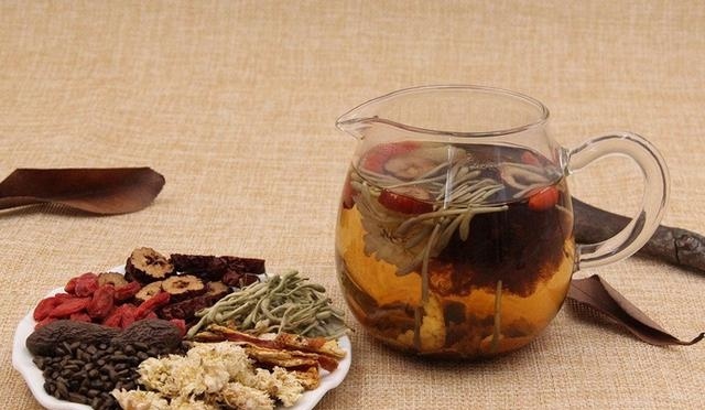 紅棗和它一起泡，每天喝一杯，十天體內濕氣全消，排出濕毒,美白更瘦肚子！