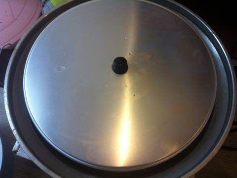 電鍋版清蒸蒜頭雞，做法簡單，湯汁淋到米飯上超入味，大人孩子一窩蜂搶光！