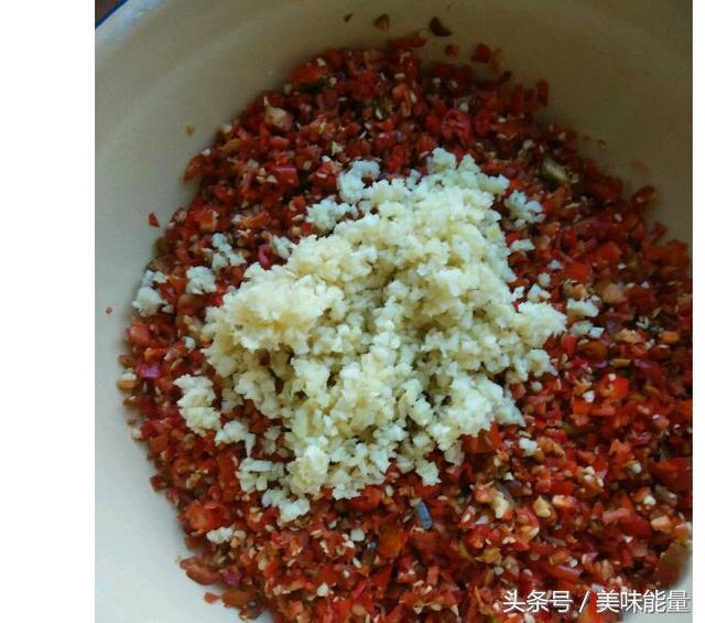 剁椒做出的辣椒醬，百搭下飯菜 