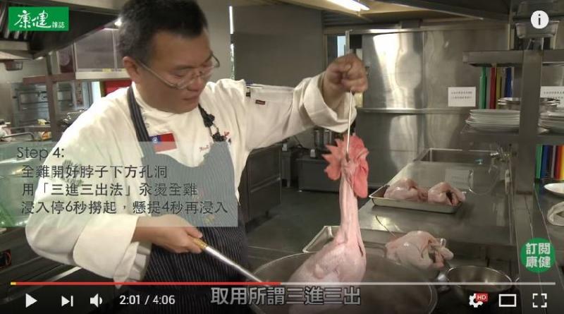 大廚教你秘制白斬雞，加了這兩樣東西，味道更鮮嫩，在家就能做出來，比飯店的還好吃！ 