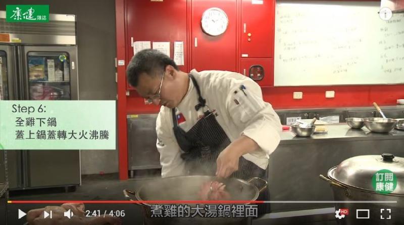 大廚教你秘制白斬雞，加了這兩樣東西，味道更鮮嫩，在家就能做出來，比飯店的還好吃！ 