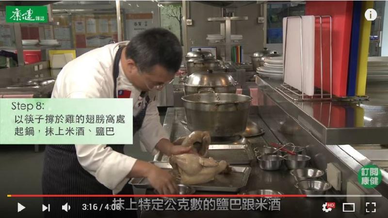 大廚教你秘制白斬雞，加了這兩樣東西，味道更鮮嫩，在家就能做出來，比飯店的還好吃！ 