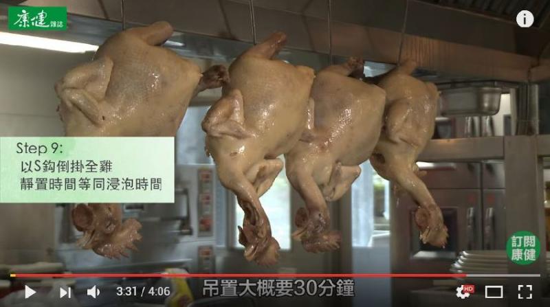 大廚教你秘制白斬雞，加了這兩樣東西，味道更鮮嫩，在家就能做出來，比飯店的還好吃！ 