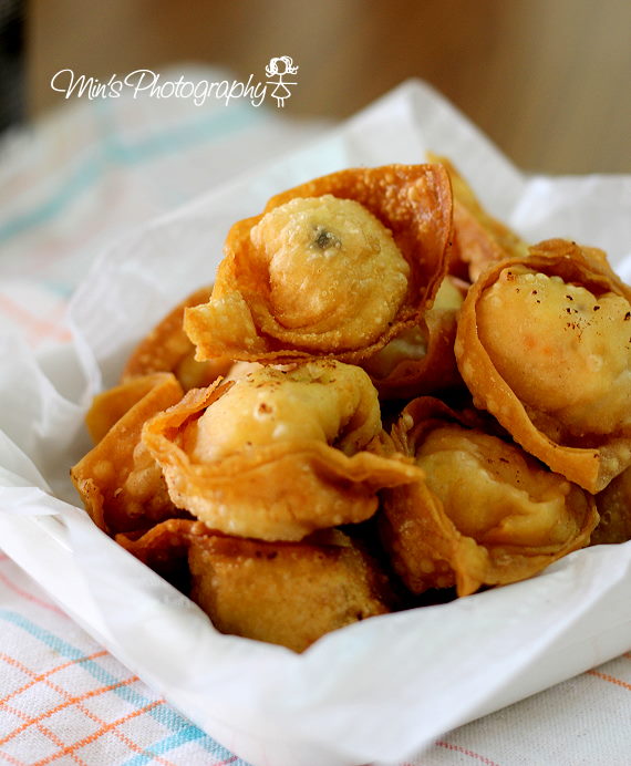 炸雲吞 Deep-Fried Wanton，大大推薦給大家～這個用它來沾辣椒醬吃會更好吃