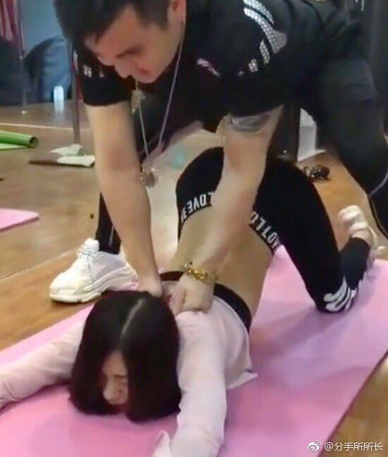 見女友練瑜珈被「強拉狂頂」！男友怒分手 她委屈哭訴…眾人全歪：教練太幸福