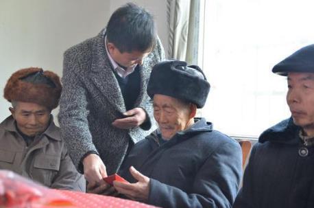 父親中彩票得二十萬，兄弟倆想把錢都拿走，沒想到父親用一招讓他們一分也沒拿到