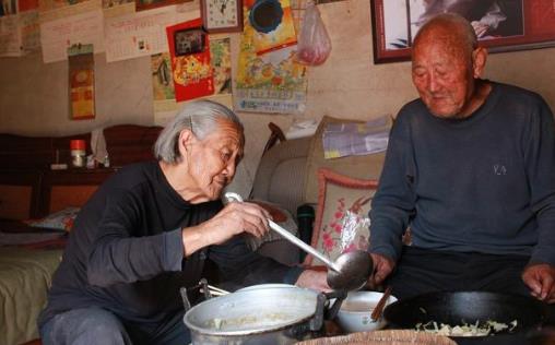 父親中彩票得二十萬，兄弟倆想把錢都拿走，沒想到父親用一招讓他們一分也沒拿到