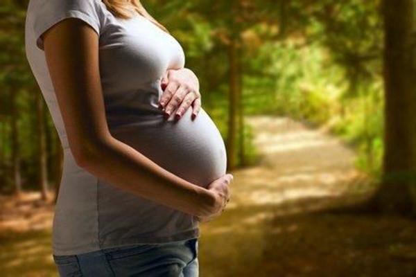 夫妻倆結婚十年一直沒懷孕，無奈領養孩子後，才半年就有了身孕！