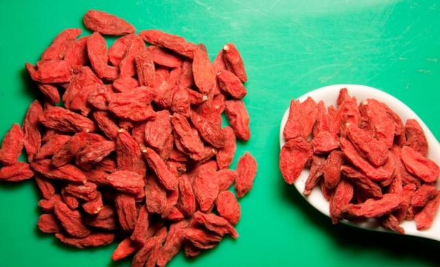 肝火旺，身體會亮起5個「紅燈」，白開水裡加一點它，幫你清肝火
