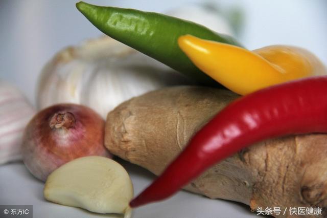 灰指甲，3種「食物」不能吃，皮膚專家教你用對1招，告別病甲