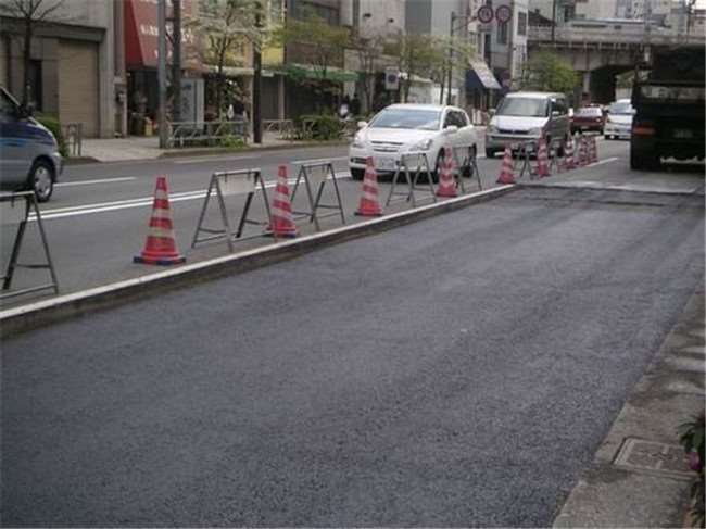 為何「日本馬路很平整」但台灣卻很崎嶇？看了他們「鋪路的手法」瞬間秒懂兩者之間差距有多大！