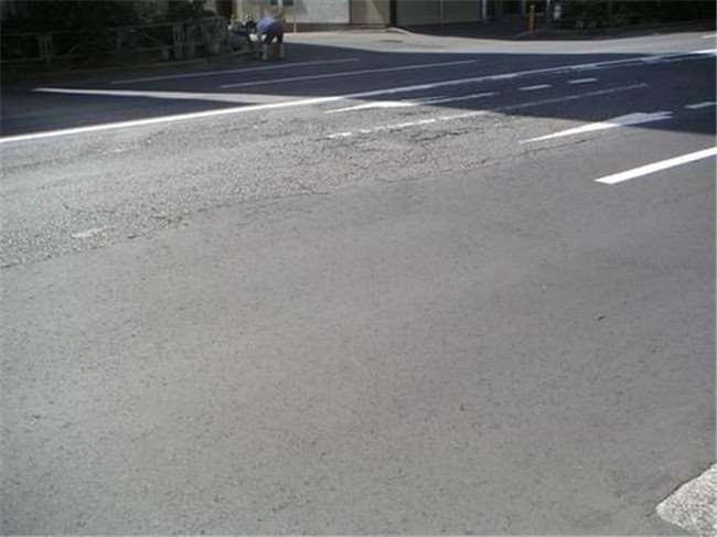 為何「日本馬路很平整」但台灣卻很崎嶇？看了他們「鋪路的手法」瞬間秒懂兩者之間差距有多大！