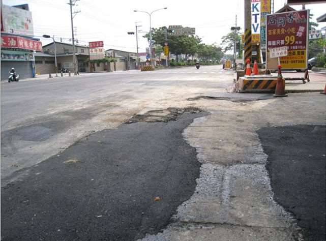為何「日本馬路很平整」但台灣卻很崎嶇？看了他們「鋪路的手法」瞬間秒懂兩者之間差距有多大！