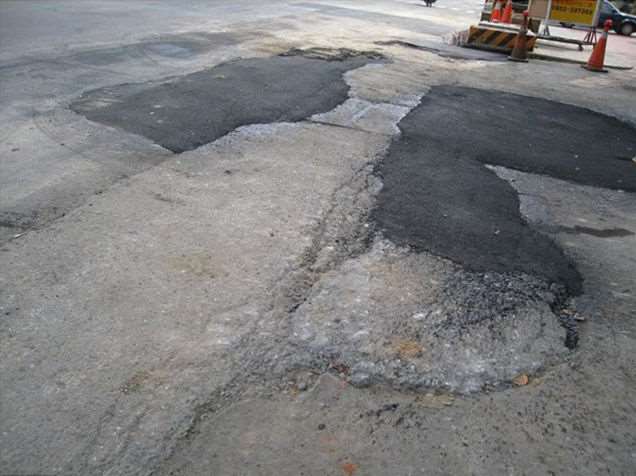 為何「日本馬路很平整」但台灣卻很崎嶇？看了他們「鋪路的手法」瞬間秒懂兩者之間差距有多大！