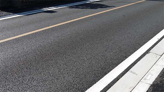 為何「日本馬路很平整」但台灣卻很崎嶇？看了他們「鋪路的手法」瞬間秒懂兩者之間差距有多大！