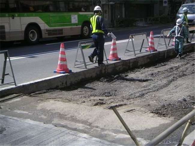 為何「日本馬路很平整」但台灣卻很崎嶇？看了他們「鋪路的手法」瞬間秒懂兩者之間差距有多大！