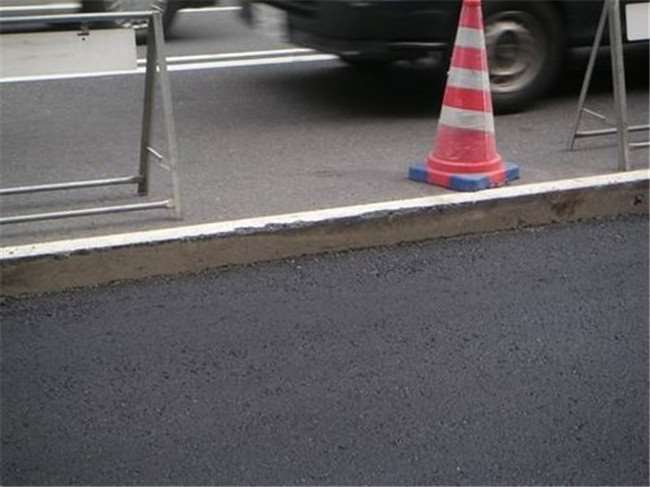 為何「日本馬路很平整」但台灣卻很崎嶇？看了他們「鋪路的手法」瞬間秒懂兩者之間差距有多大！