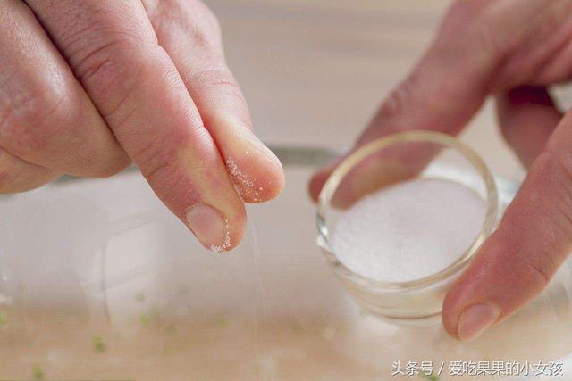 燒菜時在什麼時候放鹽最好？大廚教您，不怕「沒味兒」身體還健康 