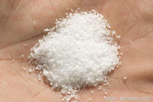 燒菜時在什麼時候放鹽最好？大廚教您，不怕「沒味兒」身體還健康 