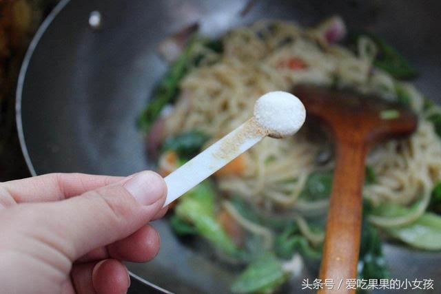 燒菜時在什麼時候放鹽最好？大廚教您，不怕「沒味兒」身體還健康 