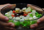 燒菜時在什麼時候放鹽最好？大廚教您，不怕「沒味兒」身體還健康 