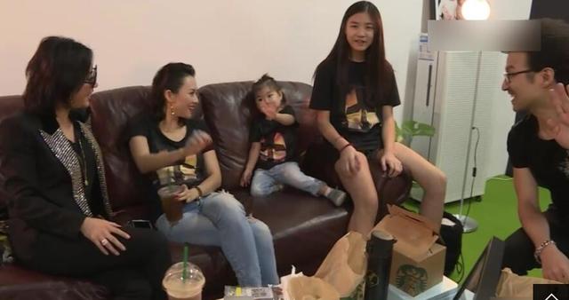 同是未婚生女，一個父親是成龍，一個父親是汪峰，兩個女孩的結局卻大不同!