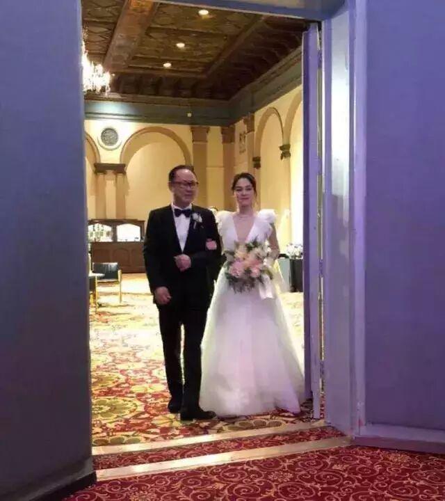 阿嬌自爆沒簽字結婚，婚禮變派對？網友：消費大眾，為分手做鋪墊 