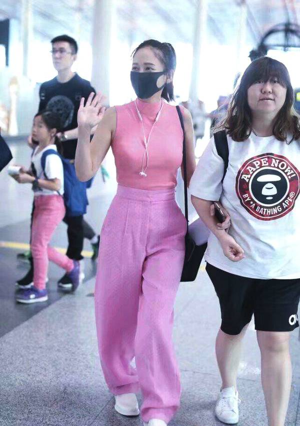 陳喬恩這衣服太緊吧?輪廓看的好清楚，好想幫她把腋毛颳了! 