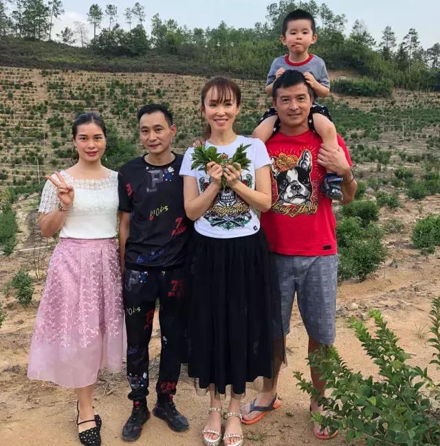范文芳夫婦帶兒子認祖歸宗，他們詮釋了愛情最美好的樣子 