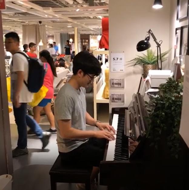 眼鏡男在IKEA「試彈鋼琴一小段」現場秒變演唱會　網友神出本尊驚訝：「他是情歌王子！」 