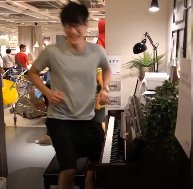 眼鏡男在IKEA「試彈鋼琴一小段」現場秒變演唱會　網友神出本尊驚訝：「他是情歌王子！」 