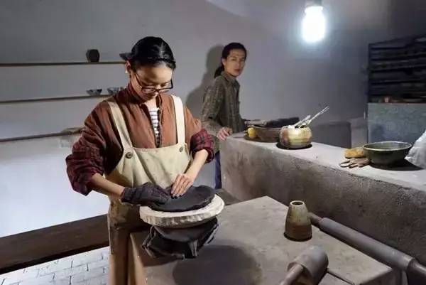 小夫妻「花4萬8改造破舊農宅」隱居山水男耕女織，神仙生活讓人超羨慕！ 